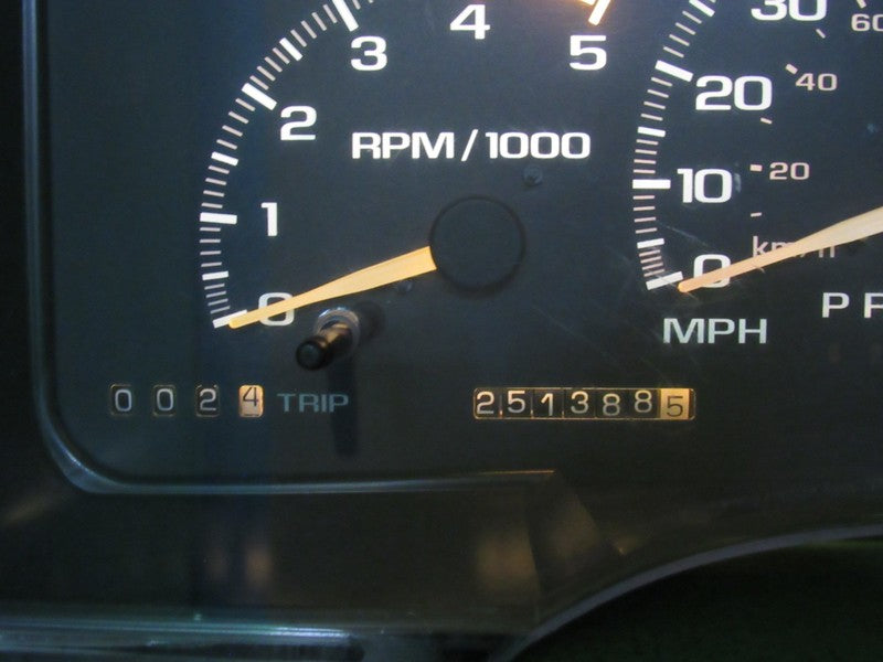 95-96 C/K TRUCK SUBURBAN INSTRUMENT GAUGE CLUSTER SPEEDO TACH 251K REB