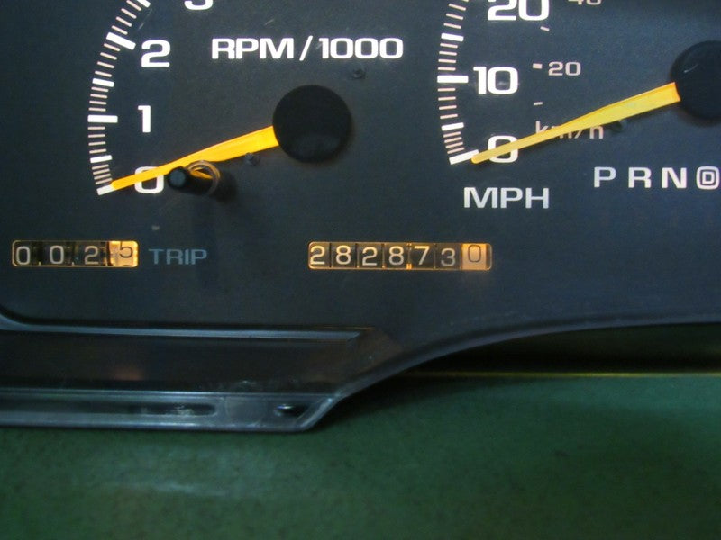 97-98 C/K TRUCK SUBURBAN INSTRUMENT GAUGE CLUSTER SPEEDO TACH 282K REB