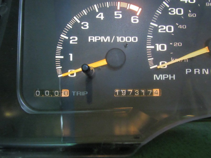 95-96 C/K TRUCK SUBURBAN INSTRUMENT GAUGE CLUSTER SPEEDO TACH 197K REB