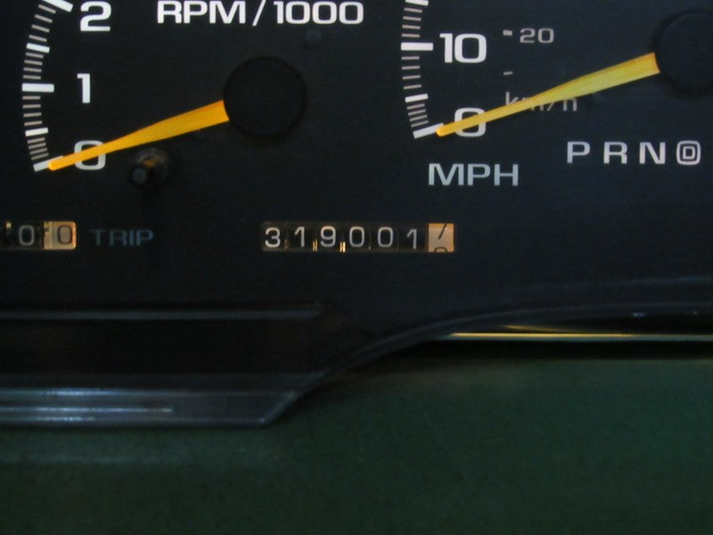97-98 C/K TRUCK SUBURBAN INSTRUMENT GAUGE CLUSTER SPEEDO TACH 319K REB