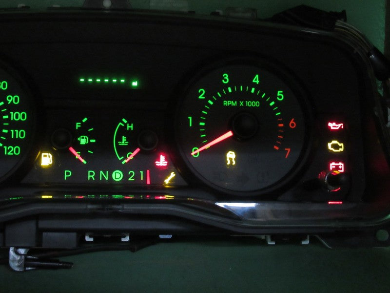 06 GRAND MARQUIS INSTRUMENT GAUGE CLUSTER GAUGES SPEEDO TACH MILEAGE P