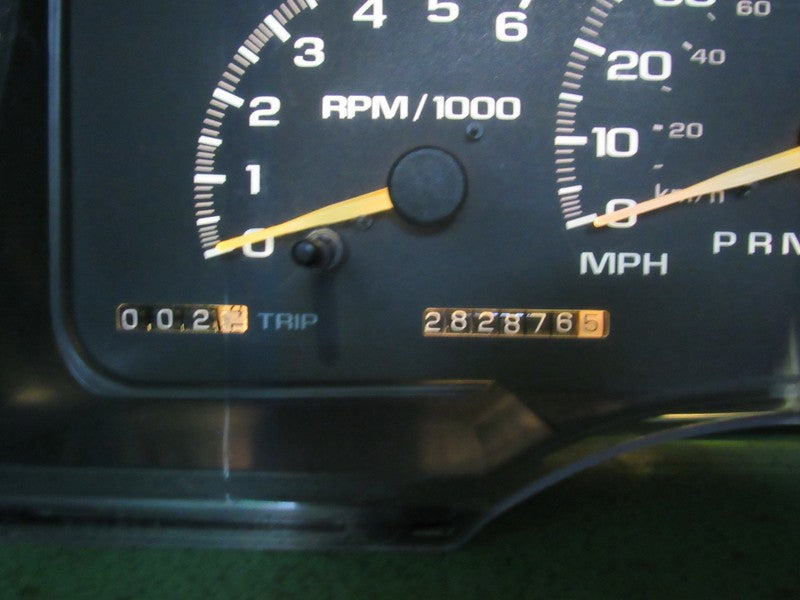 97-98 C/K TRUCK SUBURBAN INSTRUMENT GAUGE CLUSTER SPEEDO TACH 282K REB