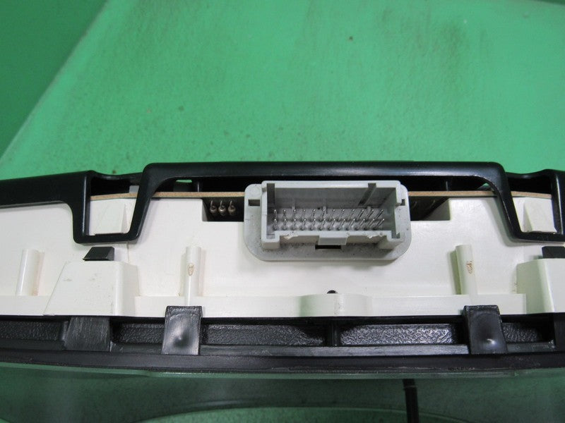 01-02 YUKON TAHOE SILVERADO INSTRUMENT GAUGE CLUSTER SPEEDO TACH MILEA